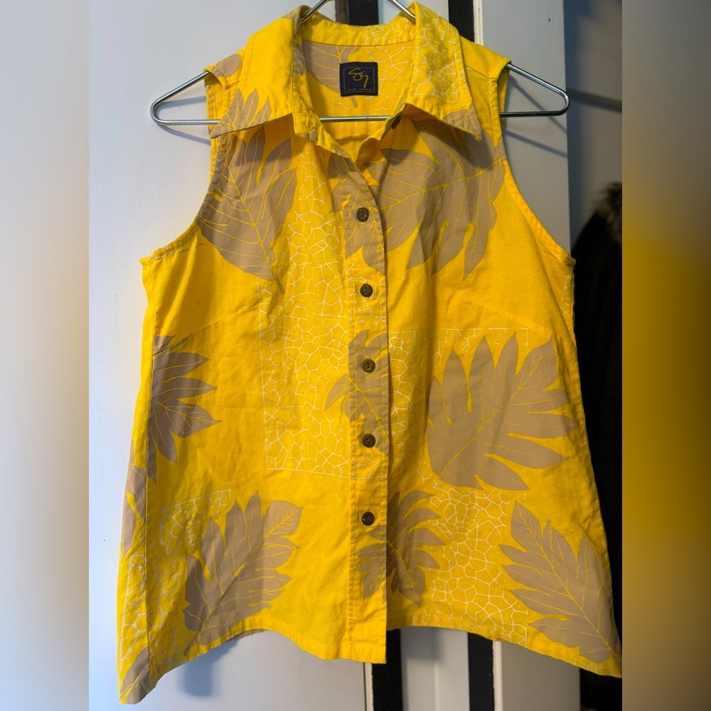 Yellow Sig Zane blouse in a size Medium, can fit a size Small.